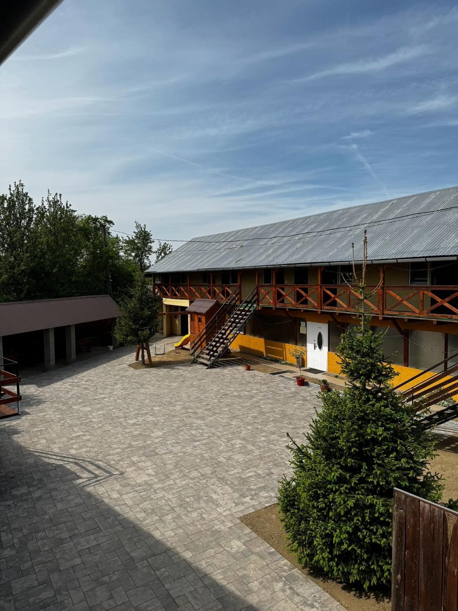 Мотель Ріта Beregovo Exterior foto